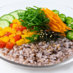 ガラス皿に盛られた雑穀ごはんと夏野菜のサラダプレート。彩り豊かで初夏らしい和の行事食